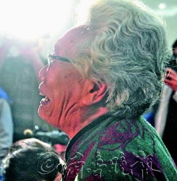 英雄灵堂上,76岁的北京市民周秀珍失声痛哭.