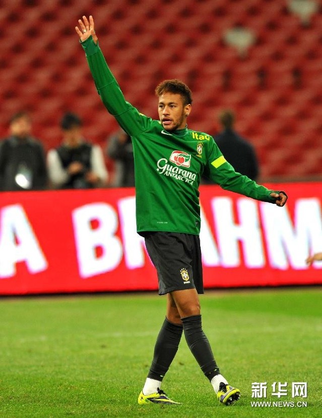 10月14日,巴西队球员内马尔在训练中.