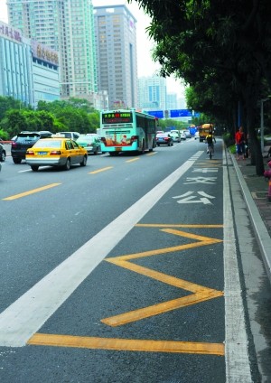 白三角標誌提醒司機在路口減速行駛. 導向車道內要看交通燈指示行車.