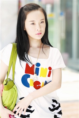 电视剧《爱情面前谁怕谁》中,霍思燕饰演的余小渔好似"女汉子"