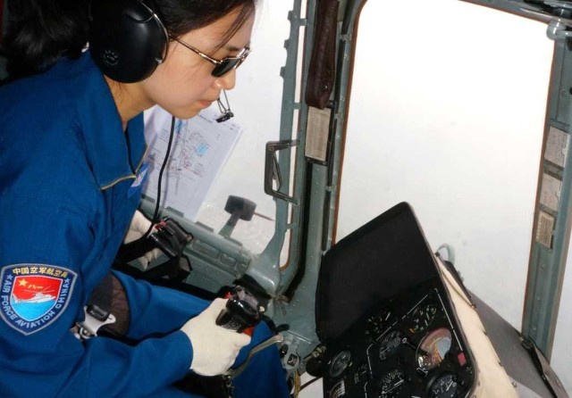 女飞行员张博驾驶直升机保障比赛任务