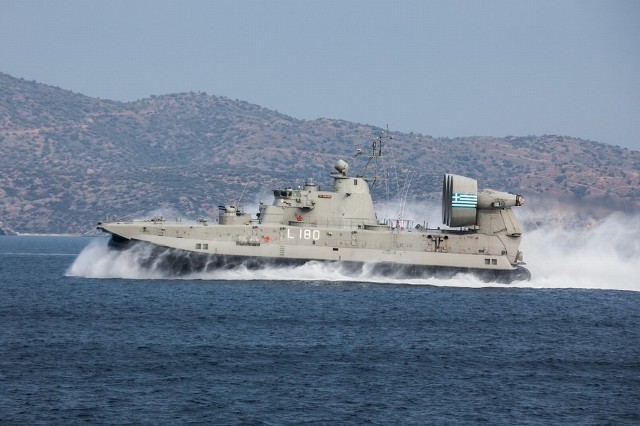 在演习中希腊海军的野牛气垫船冲向海滩