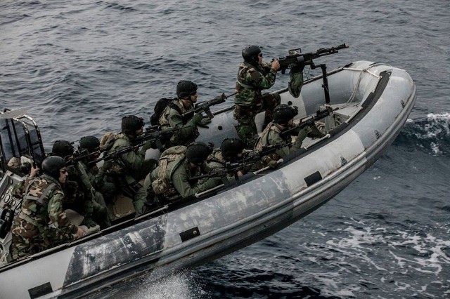 在演习中希腊海军的野牛气垫船冲向海滩