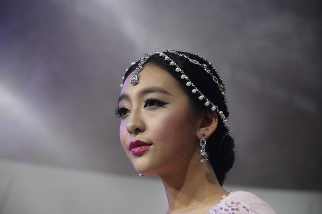 或勾魂或搞怪 曹阳武汉国际车展赚爆眼球