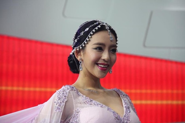 或勾魂或搞怪 曹阳武汉国际车展赚爆眼球