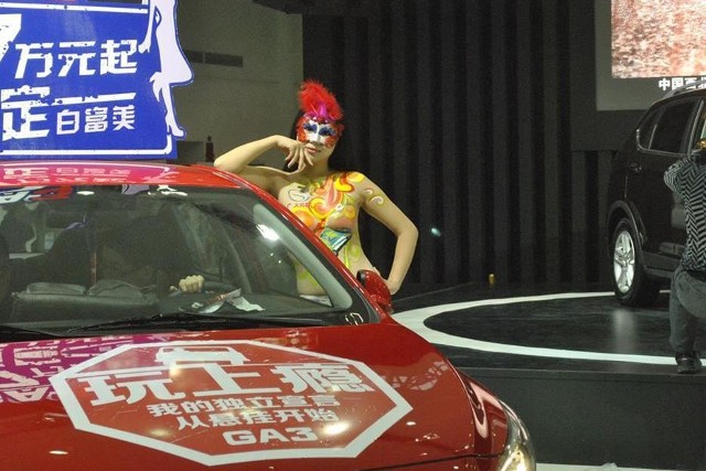 近赤裸的艺术 武汉国际车展现场人体彩绘