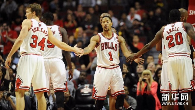 10月18日,公牛队球员罗斯(右)在比赛中带球突破.