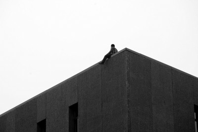 一个人坐在天台的照片图片