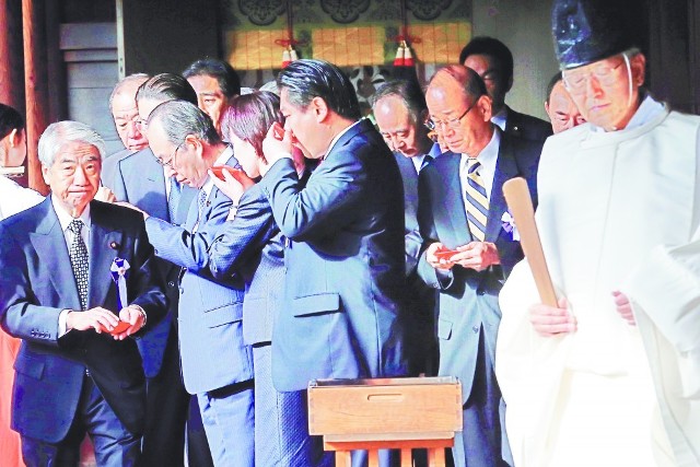 日本总务大臣新藤义孝在参拜靖国神社时对媒体讲话.新华社发