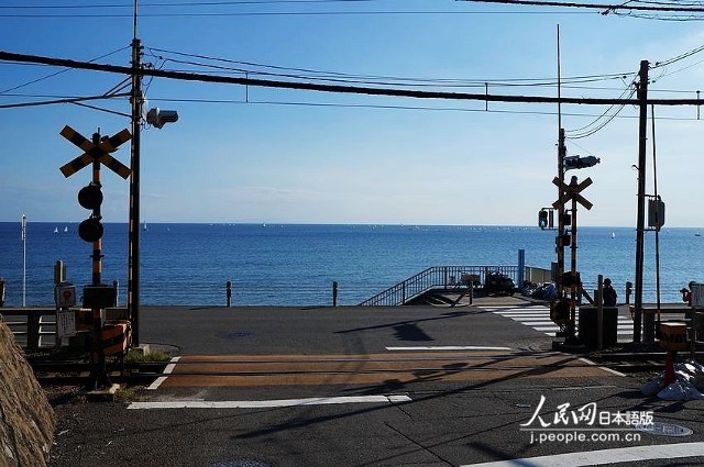 日本神奈川縣鎌倉市依山傍海,是著名的遊覽勝地,除優美的自然風景外