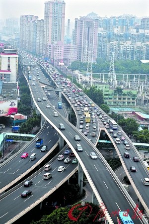 昨日,罗冲围,内环路上车辆行驶缓慢.记者杨耀烨摄