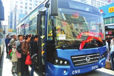 17辆新44路车上路啦(图)-新闻频道-手机搜狐