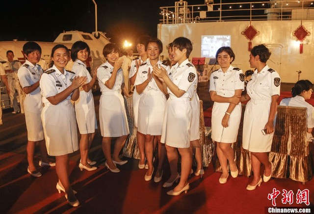 中國海軍女水兵瀟灑修理戰艦(組圖)