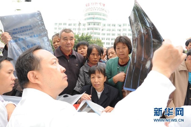 肝胆外科专家冯玉泉教授(左一)和神经外科专家马晓东教授(左二)在瑞金