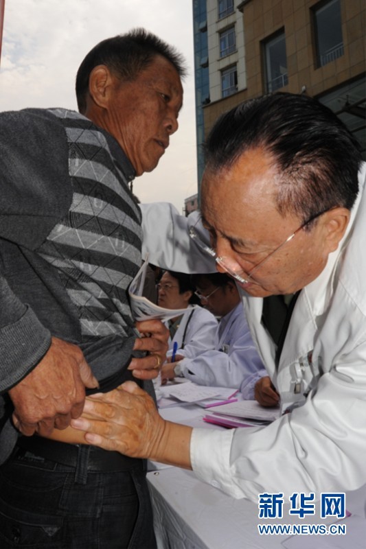 肝胆外科专家冯玉泉教授(左一)和神经外科专家马晓东教授(左二)在瑞金