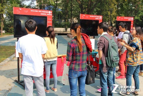 同学们在参与手机游戏比赛