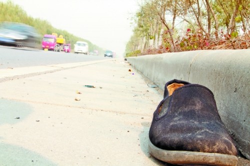 鞋子 连霍高速立交桥下107辅道 5分钟发生两起车祸一绿化工人被撞死