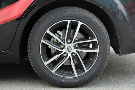 外形更时尚动力升级 独家实拍新奔腾b50