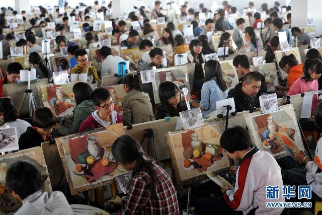 江苏近万美术考生模拟艺考 场面壮观(组图)