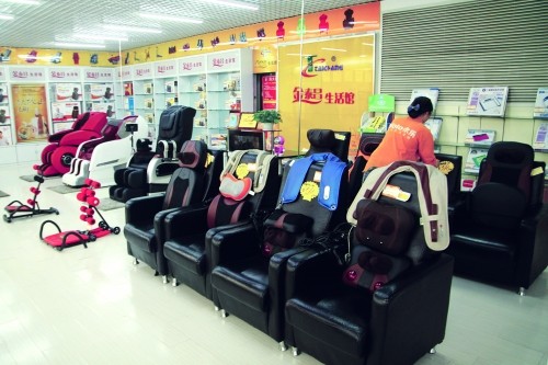 按摩椅,运动机等保健类电器走进家电卖场 销售人员现场演示榨汁机操作