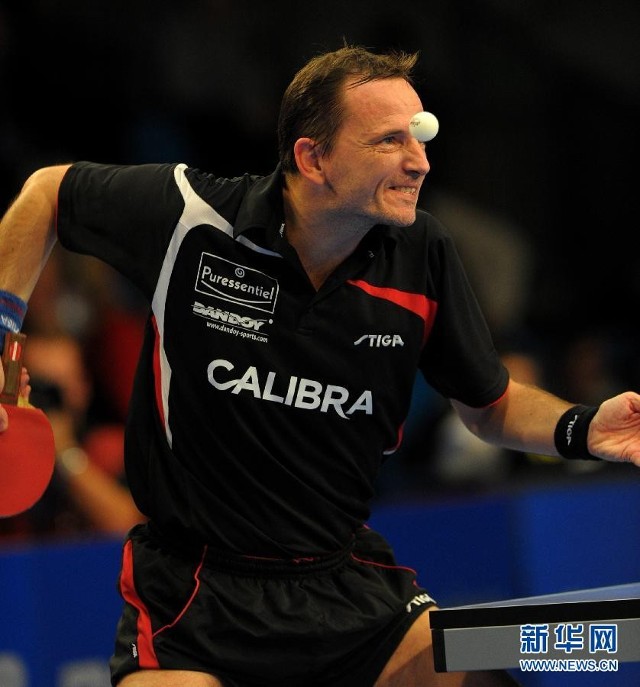乒乓球世界杯第一阶段小组赛中,主场作战的比利时老将塞弗以0比4不敌