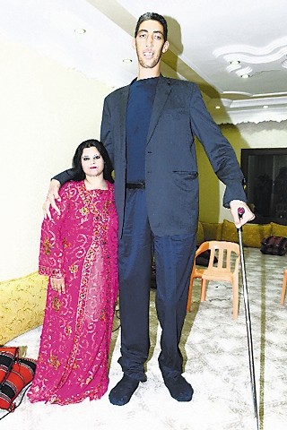 世界上最高男子,土耳其的苏坦·科森宣布将与未婚妻莫维·迪波择日