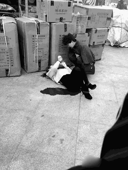 女子倒在地上,身下是一摊血迹