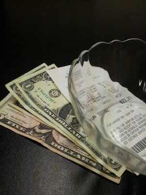 各国小费如何给?新加坡禁止 日本饭店只给女招待员(图)