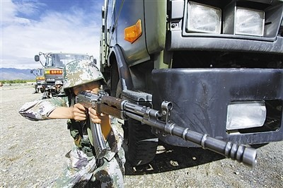 解放军高原运输部队实力过硬 官兵听声音查故障