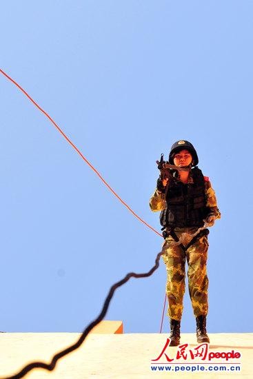 新疆总队训练基地:特战女兵沙场砺精兵(组图)