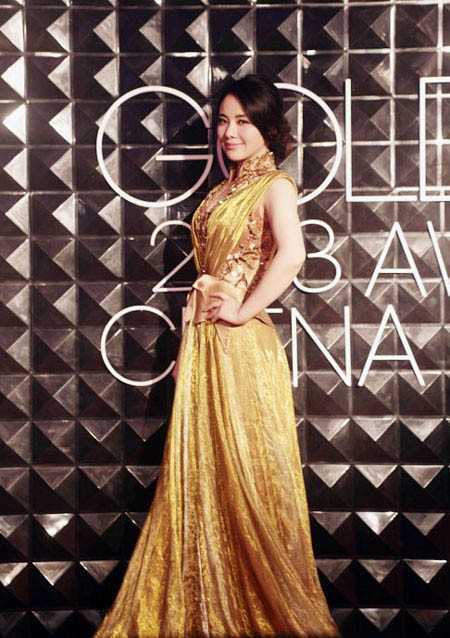 孟茜金榜盛典走红毯 性感女王风范闪耀全场