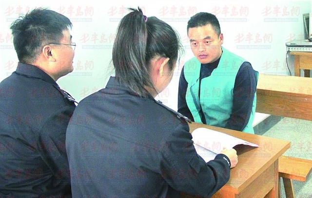 闫某在接受警方的讯问.警方供图