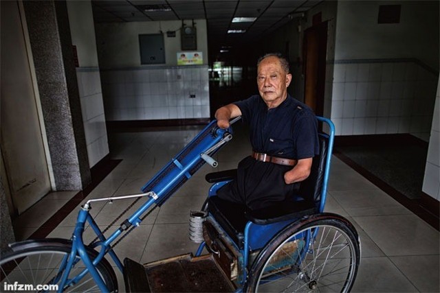 周成松,二级伤残双上肢截肢,80岁四川省乐至县,23军67师201团警侦工连