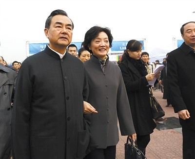 昨日,朝阳公园,外交部长王毅和夫人钱韦邀请各国驻华大使馆参加"大爱