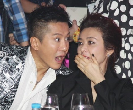 关之琳与毛宁贴脸热聊遭偷瞄胸部