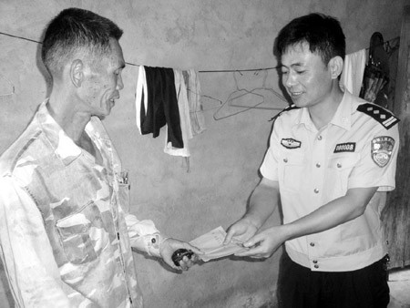 定安县公安局政委马琼才率领该局九个部门负责人来到基层大走访"认亲