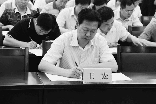 新闻 正文 王宏家中,几张生前的照片静静地"靠"在窗前,因为工作太忙