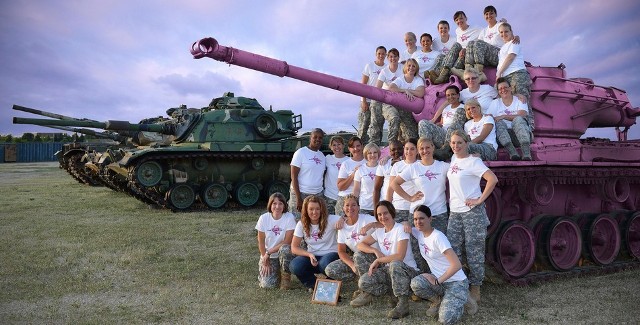 粉红色的坦克上爬满了美国妞(组图)