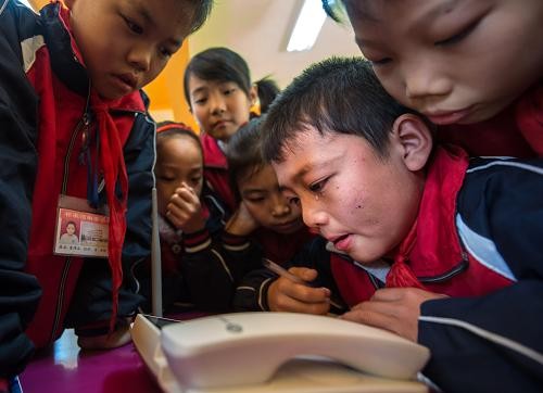 11月6日,武汉市黄陂区祁家湾寄宿小学的学生们争相体验,拨打父母电话.