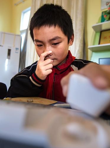 11月6日,武汉市黄陂区祁家湾寄宿小学五年级2班的学生和亲属打完电话