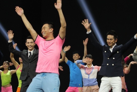 《奇舞飞扬》摩梭"走婚"再现 张晓龙遭熊抱