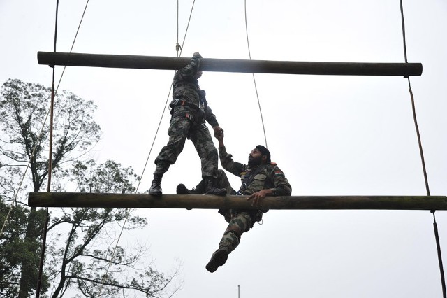 解放军与印度士兵肩并肩作战(组图)