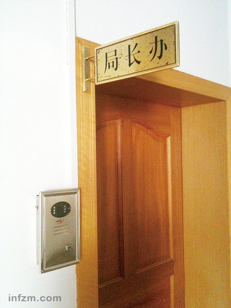 江西于都县财政局前局长胡雪峰办公室门外安装着摄像头.