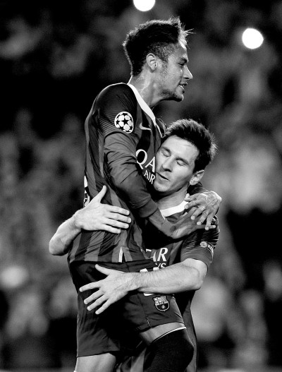 迎来久违的进球后,梅西激动地抱起队友内马尔.图/cfp