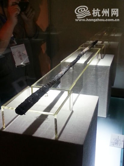 出土于跨湖桥遗址的"漆弓",距今8千年.