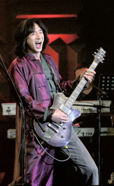 丁武热情开唱.京华时报记者王俭摄