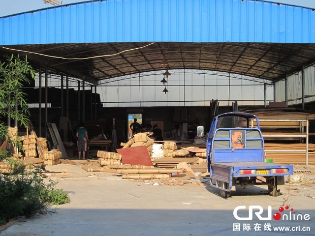 沙集镇东风村的家具加工厂