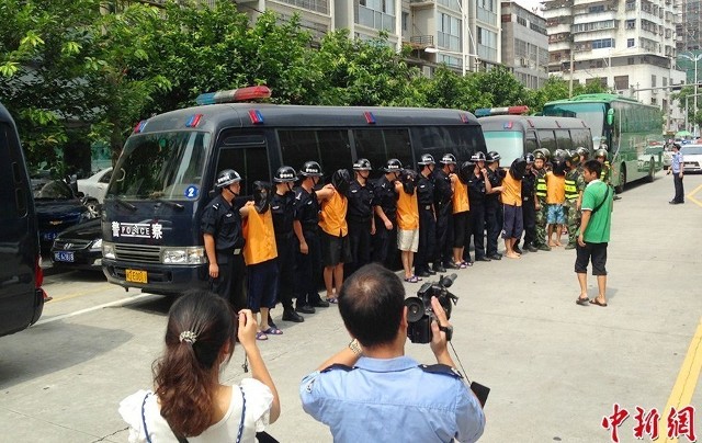 22名犯罪嫌疑人到市区各犯罪现场指认.记者 黄小英 摄