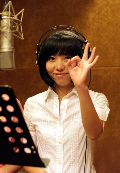 曹方录制公益单曲 美丽傣家姑娘初次进棚伴唱