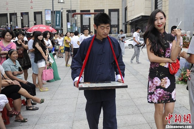 8月17日,在长春市重庆路上,居然出现喊着号外的报童,小跑的黄包车夫